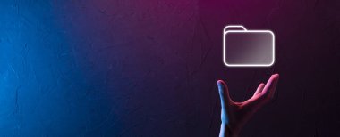 İş adamı dizin simgesini tutuyor. Belge Yönetim Sistemi veya modern bilgisayarlı bilişim danışmanı tarafından kurulmuş DMS yönetici bilgileri ve kurumsal dosyaları arıyor. İş süreci..