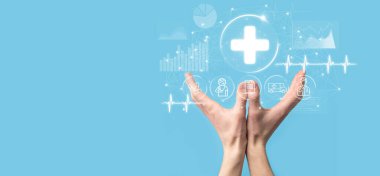 İş adamının elinde sanal ve tıbbi ağ bağlantısı simgeleri var. Covid-19 salgını insanları bilinçlendirir ve sağlık hizmetlerine dikkat çeker. Doktor, belge, ilaç, ambulans, hasta ikonu