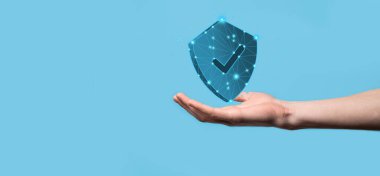 İşadamı poligon kalkanını kene ikonu ile düşük tutuyor.Güvenli Erişim Sistemi Konsepti. Yatırım için İş Mali Garanti. Antivirüs konsepti. Teknoloji güvenliği. Koruma ağı, güvenli veri.