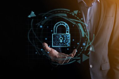 Siber güvenlik ağı. Asma kilit simgesi ve internet teknolojisi ağı. Kişisel bilgileri ve sanal arayüzü koruyan bir iş adamı. Veri koruma gizlilik kavramı. GDPR. AB. Dijital suç.