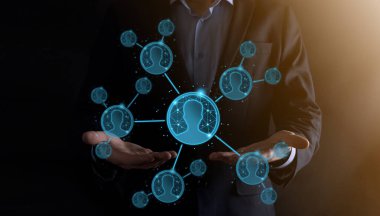 İşadamı, elinde kullanıcı adam, elinde kadın poligon tarzında bir simge tutuyor. İnternet simgeleri arayüzü önplanı. genel ağ medya kavramı