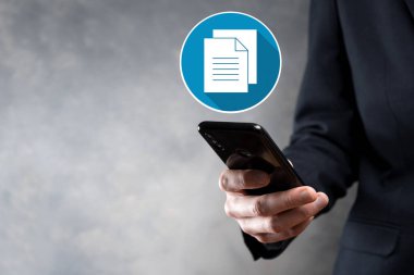 İş adamı elinde bir belge ikonu tutuyor Belge Yönetimi Veri Sistemi İş Dünyası İnternet Teknolojisi Kavramı. Uzun gölgeli kurumsal veri yönetim sistemi DMS.flat simgeleri