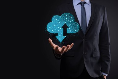 Adam bulut ikon teknolojisini tutuyor. Çokgen kablo depolama işareti, iki ok yukarı ve aşağı. Bulut hesaplama, büyük veri merkezi, gelecekteki altyapı, dijital ai konsepti. Sanal sunucu simgesi.