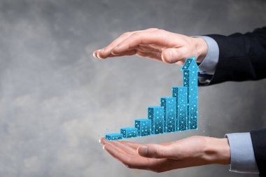 3D grafikler tutan bir işadamı düşük çokgen ve borsa istatistikleri kâr elde ediyor. Büyüme planı, iş stratejisi, ekonomik büyüme kavramı. İş stratejisi. Dijital pazarlama