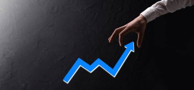 İş adamı artan ekran grafiği, pozitif büyüme ikonu okları üzerinde duruyor. Yaratıcı iş grafiğine yükselen oklarla işaret ediyor. Finansal, ticari büyüme kavramı.