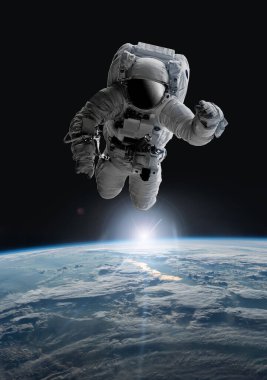 Dışarıdaki astronot, Dünya 'nın üzerinde açık alan. Yıldızlar, Dünya' nın üzerindeki bir uzayın oluşumunu sağlıyor. Gündoğumu, günbatımı. Bu görüntünün ISS elementleri NASA tarafından desteklenmektedir.