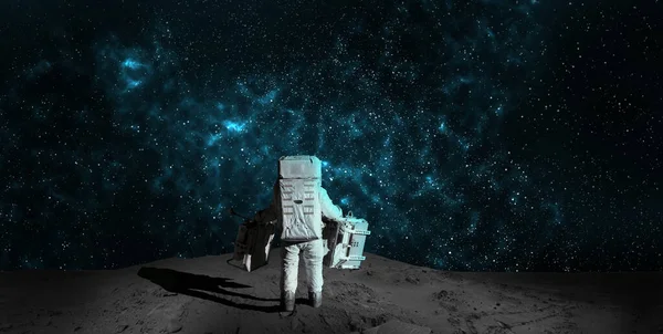 Astronauta Lua Superfície Rocha Espaço Spacewalk Astronaut Olhando Para Terra — Fotografia de Stock