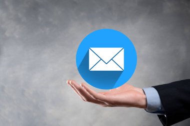 İş adamı elinde mektup simgesi, e-posta simgeleri. Haber bülteni e- postası ile bizimle irtibata geçin ve kişisel bilgilerinizi spam postasından koruyun. Müşteri hizmetleri çağrı merkezi bizimle irtibata geçin.