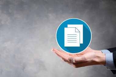 İş adamı elinde bir belge ikonu tutuyor Belge Yönetimi Veri Sistemi İş Dünyası İnternet Teknolojisi Kavramı. Uzun gölgeli kurumsal veri yönetim sistemi DMS.flat simgeleri