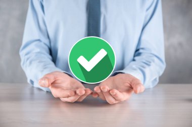 Elinizde yeşil simge işareti, İşaretle İşaretle İşaretle İşaretle işareti, sağ işaret, çember yeşil işaretleme düğmesi, tamam. Koyu arkaplan üzerinde. Banner. Boşluğu kopyala.