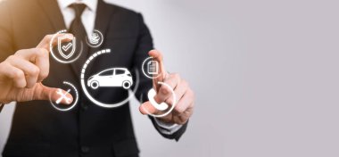 Araba ikonu tutan adamın dijital bileşimi. Araba sigortası ve araba servisi konsepti. Bir jest ve araba ikonu sunan bir iş adamı.