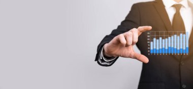 Grafik büyümesi ve işletmelerinde grafik pozitif göstergelerin artması işadamı. Yatırım konsepti. Satış verileri ve ekonomik, strateji ve planlama, Dijital pazarlama ve borsa analizi..