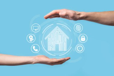 Ev idaresi ikonu. Mart evi kontrollü, akıllı ev ve ev otomasyon uygulaması konsepti. PCB tasarımı ve akıllı telefonu olan kişi. Yenilik teknolojisi internet ağı kavramı