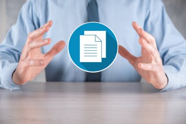 İş adamı elinde bir belge ikonu tutuyor Belge Yönetimi Veri Sistemi İş Dünyası İnternet Teknolojisi Kavramı. Uzun gölgeli kurumsal veri yönetim sistemi DMS.flat simgeleri