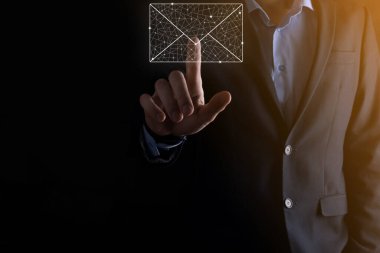 İş adamı elinde e-posta simgesi ile bizimle iletişim kurar ve kişisel bilgilerinizi spam postalarından korur. Müşteri hizmetleri çağrı merkezi bizimle iletişim kurar.