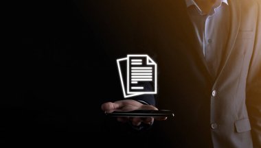 İş adamı elinde bir belge ikonu tutuyor Belge Yönetimi Veri Sistemi İş Dünyası İnternet Teknolojisi Kavramı. Şirket veri yönetim sistemi DMS .