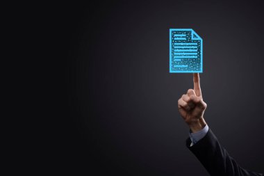 İş adamı elinde bir belge ikonu tutuyor Belge Yönetimi Veri Sistemi İş Dünyası İnternet Teknolojisi Kavramı. Şirket veri yönetim sistemi DM.S. Düşük poligonal, çokgen.