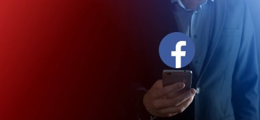 Onok, Ukrayna - 14 Temmuz 2021: İş adamı elinde, tıklama, Facebook simgesi tutuyor. Sosyal ağ. Küresel ağ ve veri müşteri bağlantısı. Uluslararası ağ