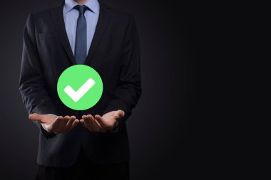 Elinizde yeşil simge işareti, İşaretle İşaretle İşaretle İşaretle işareti, sağ işaret, çember yeşil işaretleme düğmesi, tamam. Koyu arkaplan üzerinde. Banner. Boşluğu kopyala.