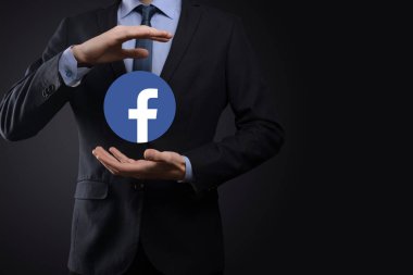 Onok, Ukrayna - 14 Temmuz 2021: İş adamı elinde, tıklama, Facebook simgesi tutuyor. Sosyal ağ. Küresel ağ ve veri müşteri bağlantısı. Uluslararası ağ