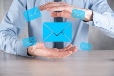 İş adamı elinde e-posta simgesi ile bizimle iletişim kurar ve kişisel bilgilerinizi spam postalarından korur. Müşteri hizmetleri çağrı merkezi bizimle iletişim kurar.