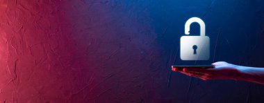 Siber güvenlik ağı. Asma kilit simgesi ve internet teknolojisi ağı. Tablet ve sanal arayüzde veri kişisel bilgilerini koruyan bir iş adamı. Veri koruma gizlilik kavramı. GDPR. AB