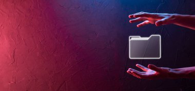 İş adamı dizin simgesini tutuyor. Belge Yönetim Sistemi veya modern bilgisayarlı bilişim danışmanı tarafından kurulmuş DMS yönetici bilgileri ve kurumsal dosyaları arıyor. İş süreci..