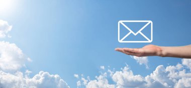 İş adamı elinde e-posta simgesi ile bizimle iletişim kurar ve kişisel bilgilerinizi spam postalarından korur. Müşteri hizmetleri çağrı merkezi bizimle iletişim kurar.