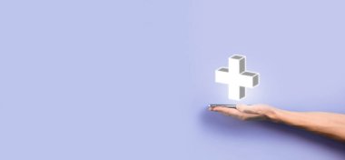 İş adamı, elinde tuttuğu kişi kar, çıkar, gelişme, artı işareti ile temsil edilen CSR gibi olumlu şeyler sunar..