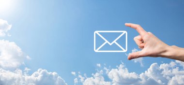 İş adamı elinde e-posta simgesi ile bizimle iletişim kurar ve kişisel bilgilerinizi spam postalarından korur. Müşteri hizmetleri çağrı merkezi bizimle iletişim kurar.