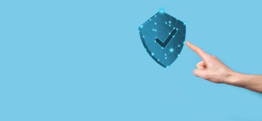 İşadamı poligon kalkanını kene ikonu ile düşük tutuyor.Güvenli Erişim Sistemi Konsepti. Yatırım için İş Mali Garanti. Antivirüs konsepti. Teknoloji güvenliği. Koruma ağı, güvenli veri.