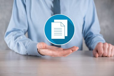 İş adamı elinde bir belge ikonu tutuyor Belge Yönetimi Veri Sistemi İş Dünyası İnternet Teknolojisi Kavramı. Uzun gölgeli kurumsal veri yönetim sistemi DMS.flat simgeleri