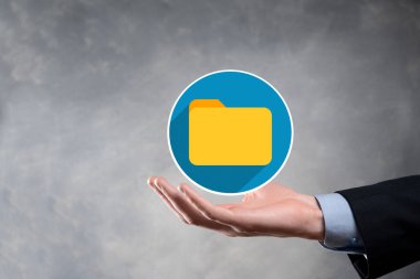 İş adamı dizin simgesini tutuyor. Belge Yönetim Sistemi veya modern bilgisayar bilişim danışmanı tarafından kurulmuş DMS yönetici dosyaları ve kurumsal dosyaları arıyor. İş işleme.