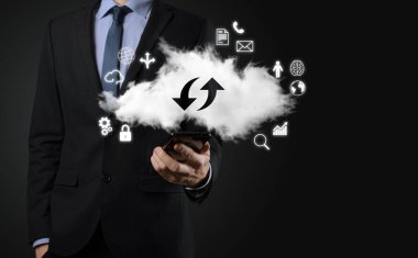 Bulut teknolojisi. Bulut depolama işareti. Karanlıkta yukarı aşağı iki ok. Bulut hesaplama, büyük veri merkezi, gelecekteki altyapı, dijital ai konsepti. Sanal sunucu simgesi.