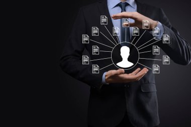 Belge Yönetim Sistemi DMS. İş adamı kullanıcı ve belge simgesini elinde tutar. Şirket dosyaları ve bilgilerini arşivlemek, aramak ve yönetmek için yazılımdır. İnternet Teknoloji Konsepti. Dijital Güvenlik