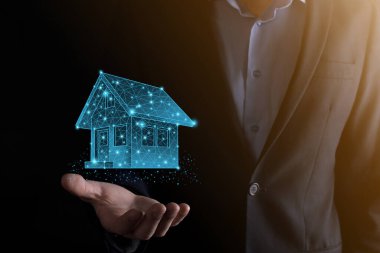 Adam düşük poligonlu. Emlak konsepti, iş adamı ev ikonu tutuyor. Ev elden gidiyor. Emlak sigortası ve güvenlik kavramı. İnsanın jestini ve evin sembolünü koruyorum..