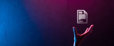 Mavi arkaplanda bir belge simgesi tutan bir erkek. Belge Yönetimi Veri Sistemi İnternet Teknolojisi Konsepti. Şirket veri yönetim sistemi DMS.