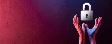 Siber güvenlik ağı. Asma kilit simgesi ve internet teknolojisi ağı. Tablet ve sanal arayüzde veri kişisel bilgilerini koruyan bir iş adamı. Veri koruma gizlilik kavramı. GDPR. AB