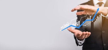 Grafik büyümesi ve işletmelerinde grafik pozitif göstergelerin artması işadamı. Yatırım konsepti. Satış verileri ve ekonomik, strateji ve planlama, Dijital pazarlama ve borsa analizi..