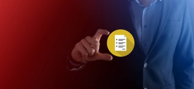 İş adamı elinde bir belge ikonu tutuyor Belge Yönetimi Veri Sistemi İş Dünyası İnternet Teknolojisi Kavramı. Uzun gölgeli kurumsal veri yönetim sistemi DMS.flat simgeleri