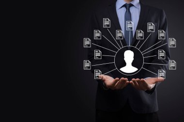 Belge Yönetim Sistemi DMS. İş adamı kullanıcı ve belge simgesini elinde tutar. Şirket dosyaları ve bilgilerini arşivlemek, aramak ve yönetmek için yazılımdır. İnternet Teknoloji Konsepti. Dijital Güvenlik