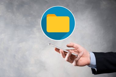 İş adamı dizin simgesini tutuyor. Belge Yönetim Sistemi veya modern bilgisayar bilişim danışmanı tarafından kurulmuş DMS yönetici dosyaları ve kurumsal dosyaları arıyor. İş işleme.