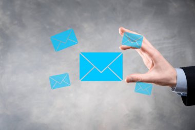 İş adamı elinde e-posta simgesi ile bizimle iletişim kurar ve kişisel bilgilerinizi spam postalarından korur. Müşteri hizmetleri çağrı merkezi bizimle iletişim kurar.