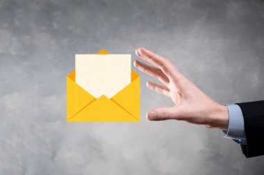 İş adamı elinde e-posta simgesi ile bizimle iletişim kurar ve kişisel bilgilerinizi spam postalarından korur. Müşteri hizmetleri çağrı merkezi bizimle iletişim kurar.