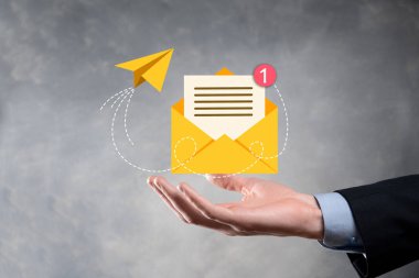 İş adamı elinde e-posta simgesi ile bizimle iletişim kurar ve kişisel bilgilerinizi spam postalarından korur. Müşteri hizmetleri çağrı merkezi bizimle iletişim kurar.