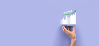 Grafik ikonuyla akıllı cep telefonu tutan erkek el, küresel ağdaki satış verisi grafiği grafiğini ve borsayı analiz ediyor. İş stratejisi, planlama ve dijital pazarlama.