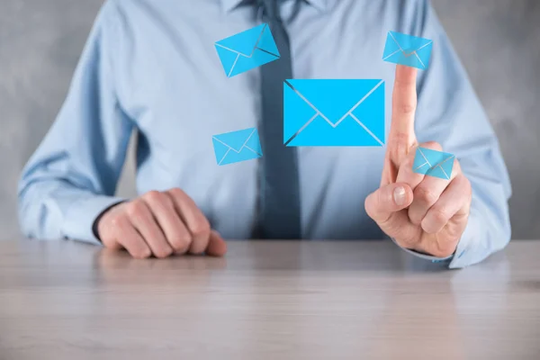 Empresário Mão Segurando Ícone Mail Entre Contato Conosco Por Mail — Fotografia de Stock