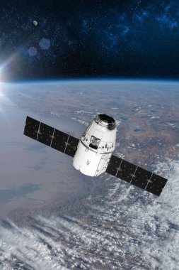 Kargo uzay aracı Dünya gezegeni. Karanlık arka plan. Bilim kurgu duvar kağıdı. Uzay İstasyonu Dünya 'nın yörüngesindeki uzay gemisi. Uzay sanat duvar kağıdı. Güneş Gözlemevi. Bu görüntünün unsurları NASA3D illüstrasyon tarafından desteklenmektedir..