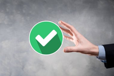 Elinizde yeşil simge işareti, İşaretle İşaretle İşaretle İşaretle işareti, sağ işaret, çember yeşil işaretleme düğmesi, tamam. Koyu arkaplan üzerinde. Banner. Boşluğu kopyala.