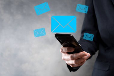 İş adamı elinde e-posta simgesi ile bizimle iletişim kurar ve kişisel bilgilerinizi spam postalarından korur. Müşteri hizmetleri çağrı merkezi bizimle iletişim kurar.